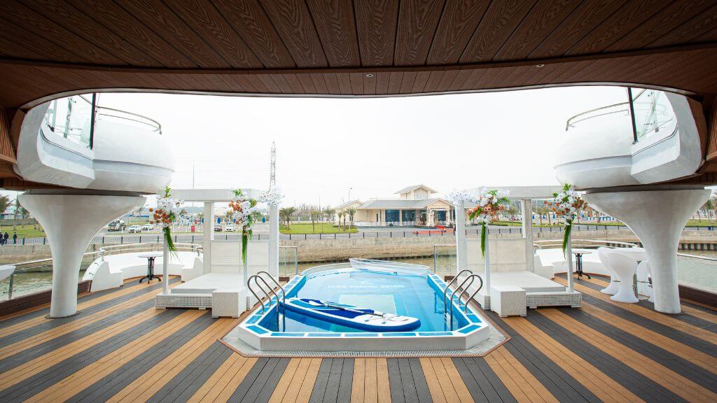 Hai địa điểm check in cạnh bể bơi bày trí đẹp đẽ