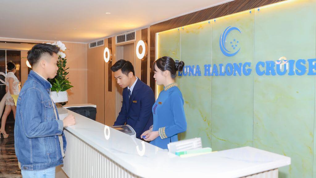 Lễ tân luôn có nhân viên trực chuyên nghiệp
