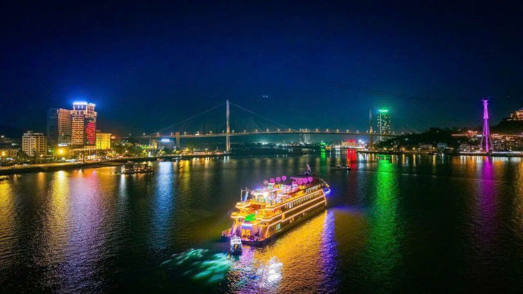 Nhìn du thuyền từ xa lung linh