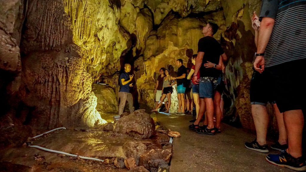 Tham quan hang động Trung Trang