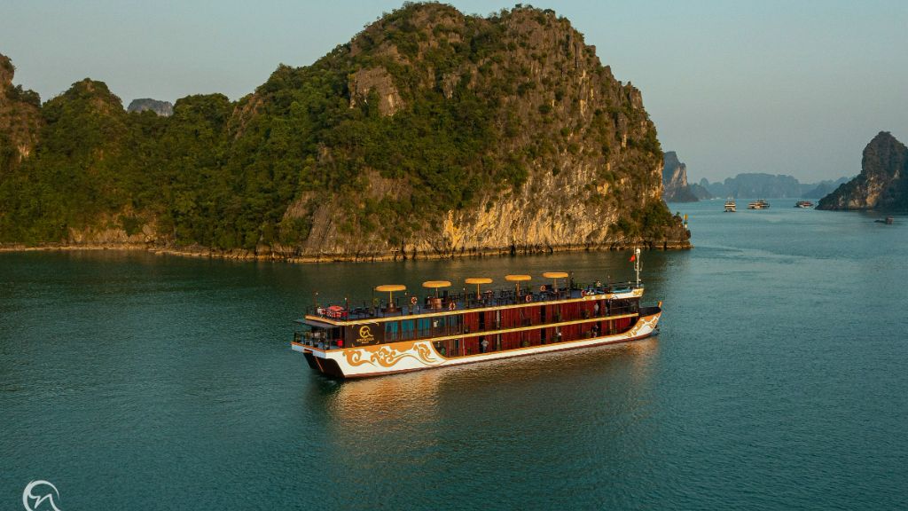 Du thuyền Nostalgia