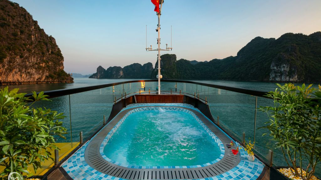 Bể sục jacuzzi view vịnh
