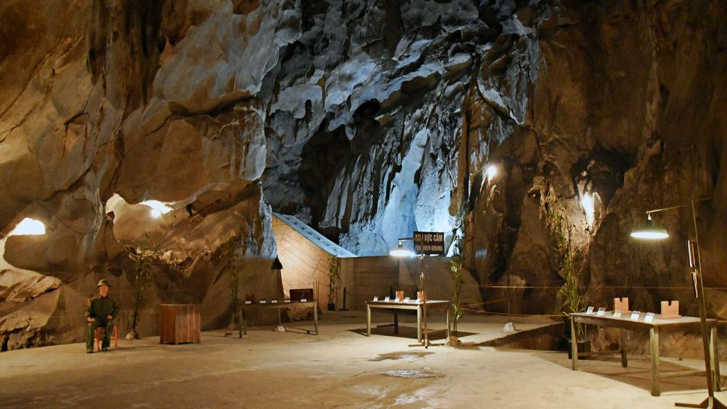 Tham quan hang Sửng Sốt