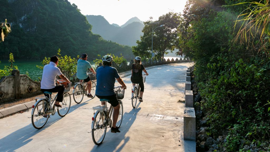 Đạp xe tại làng Việt Hải