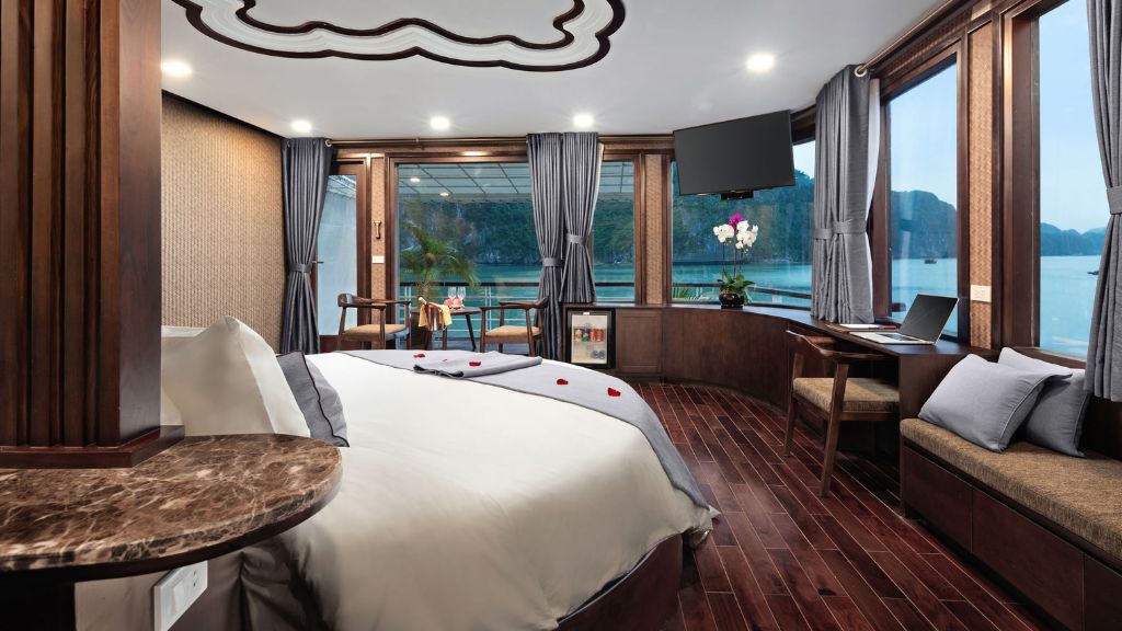 Phòng Exclusive Suite với tầm nhìn bao trọn vịnh Lan Hạ