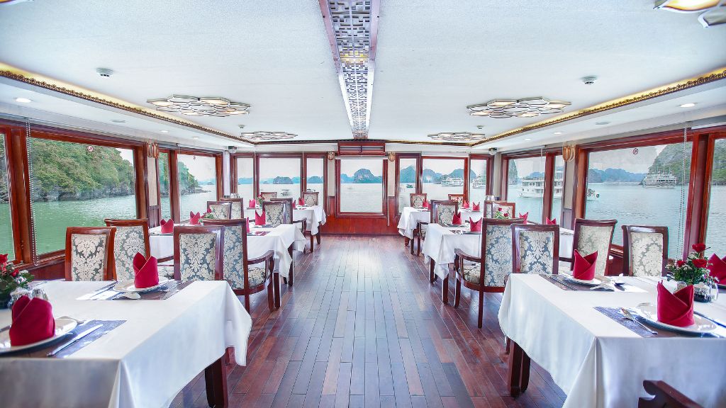 Không gian nhà hàng trên du thuyền