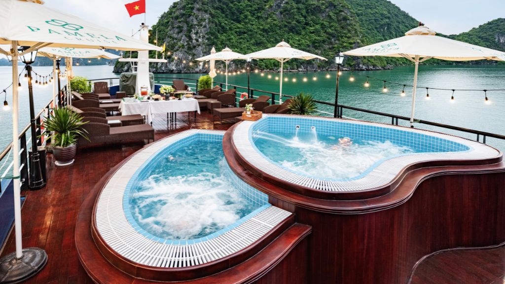 Bể bơi trái tim trên sundeck