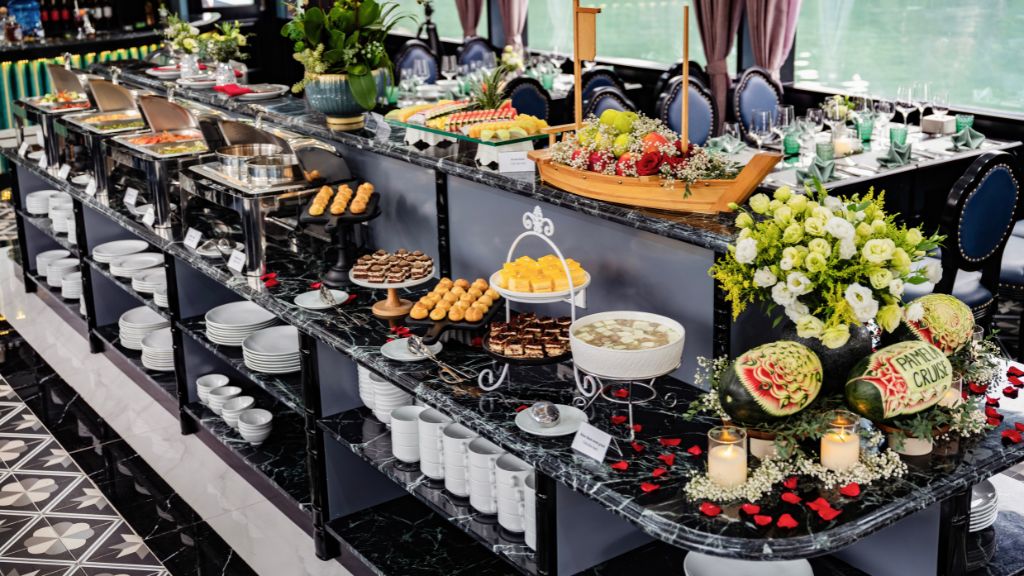 Khu vực buffet trên du thuyền