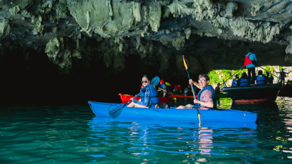 .Du khách chèo thuyền tham quan hang động