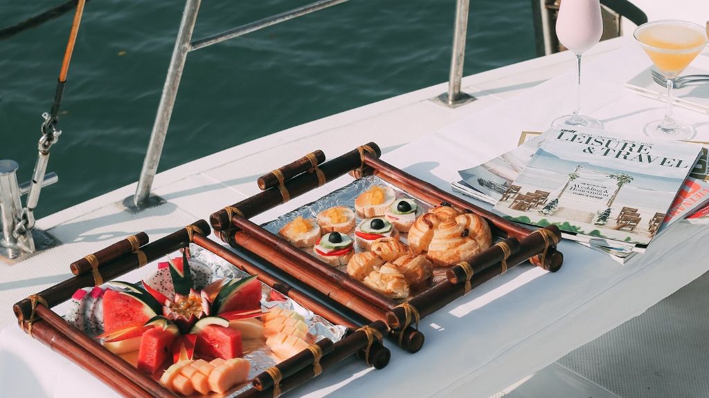 Bữa ăn nhẹ theo yêu cầu trên Catamaran