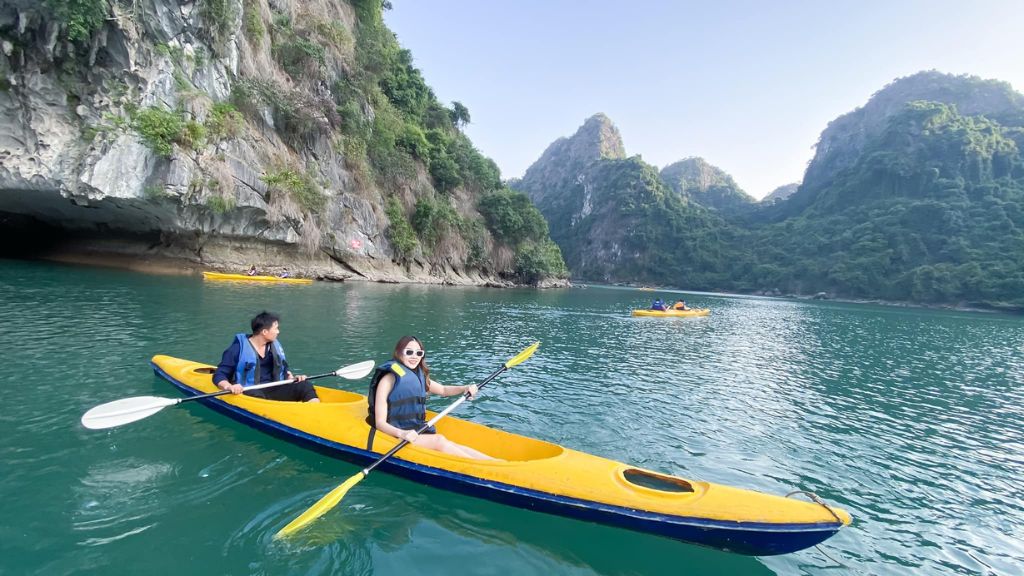 Du khách trải nghiệm chèo kayak