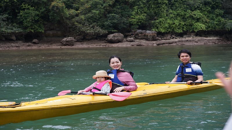 Du khách chèo thuyền Kayak