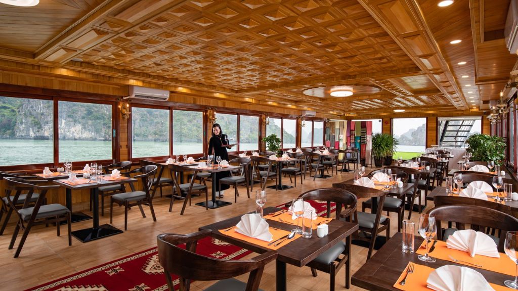 Không gian nhà hàng trên du thuyền