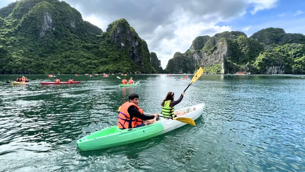 Du khách trải nghiệm chèo kayak