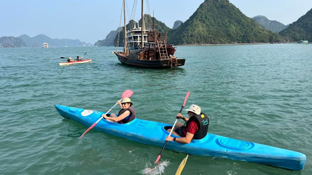 Chèo kayak trên vịnh