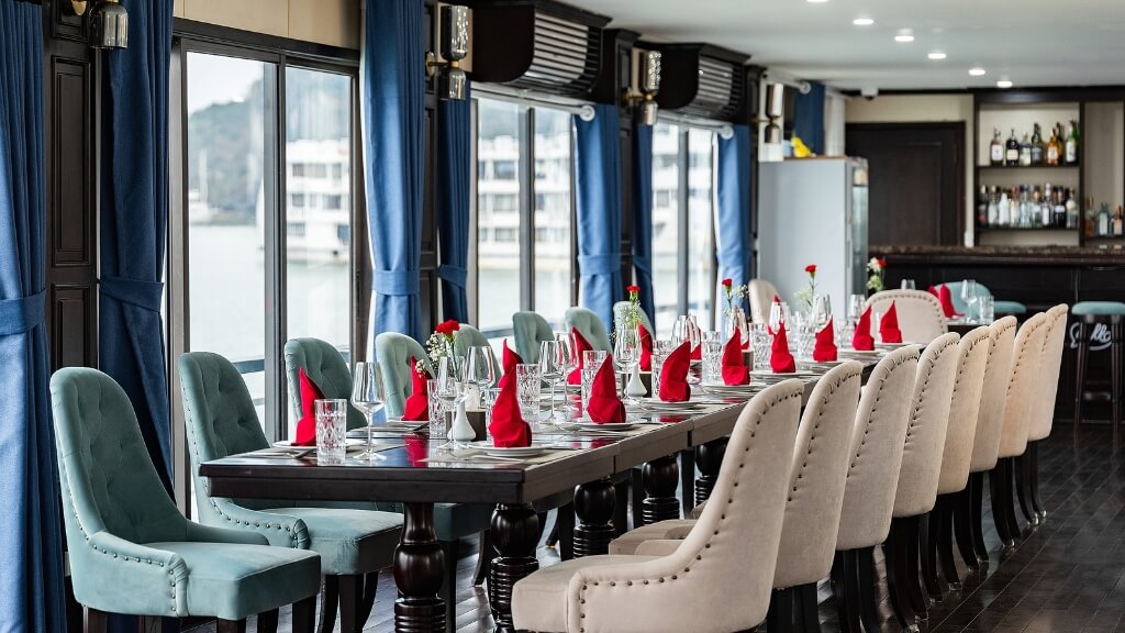 Khu vực nhà hàng trên du thuyền