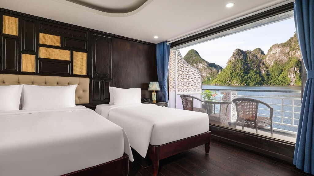 Phòng Triple suite với ban công hướng ra vịnh