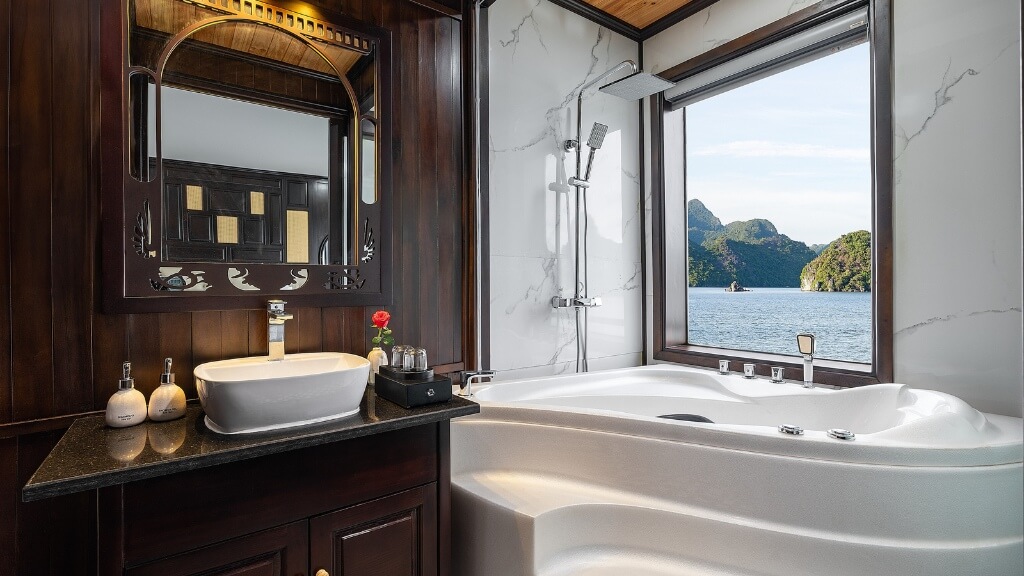 vKhông gian phòng tắm hạng Senior suite