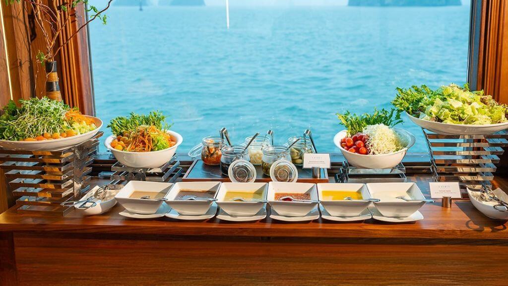 Buffet tại du thuyền Lavoya