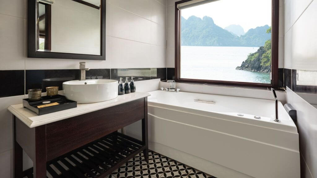 Nhà tắm có bồn tắm view vịnh sang trọng