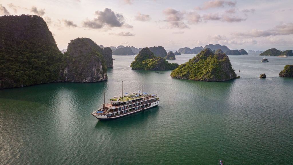 Bao quát du thuyền từ xa