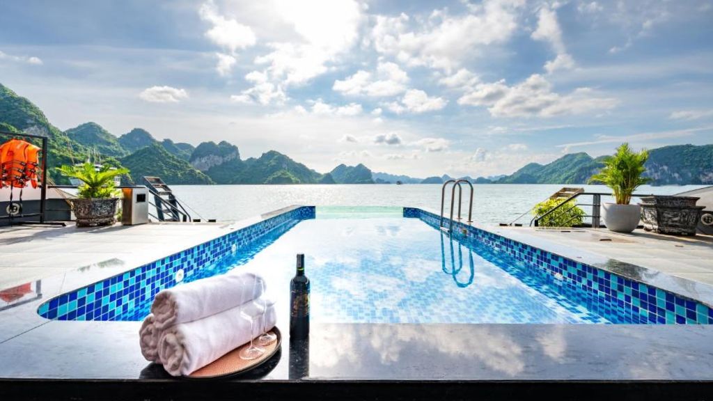 Bể bơi 4 mùa có 1 0 2 trên Venus Cruise