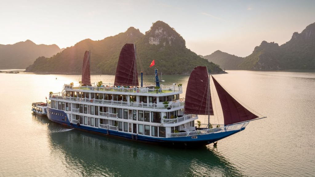 Du thuyền Verdure Lotus Cruises