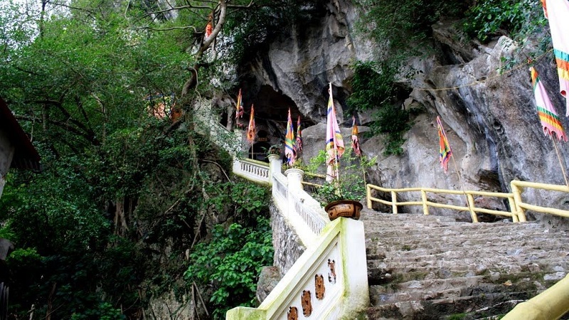Con đường lên Chùa Tiên nằm giữa núi Đại Tượng
