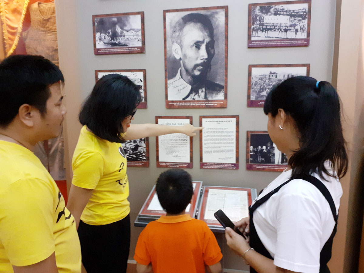 Tham quan khu vực chứa hiện vật, tư liệu về chủ tịch Hồ Chí Minh