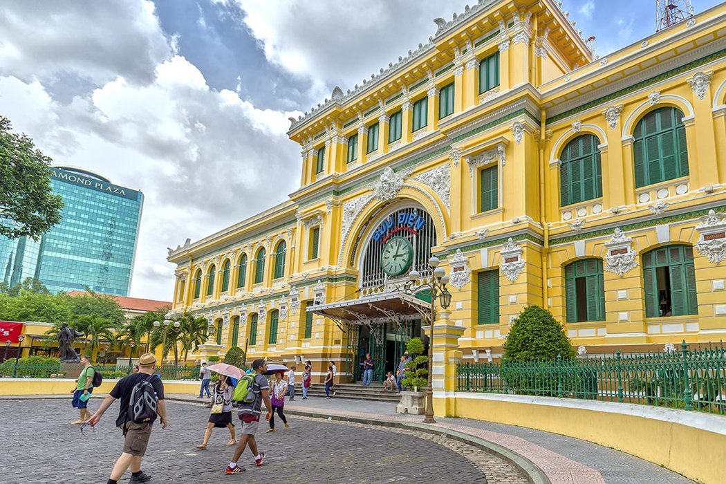 Màu vàng là điểm nổi bật của bưu điện thành phố Hồ Chí Minh