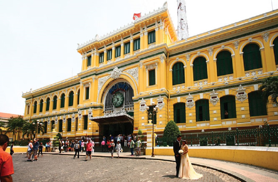 Bên ngoài Bưu điện trung tâm Sài Gòn