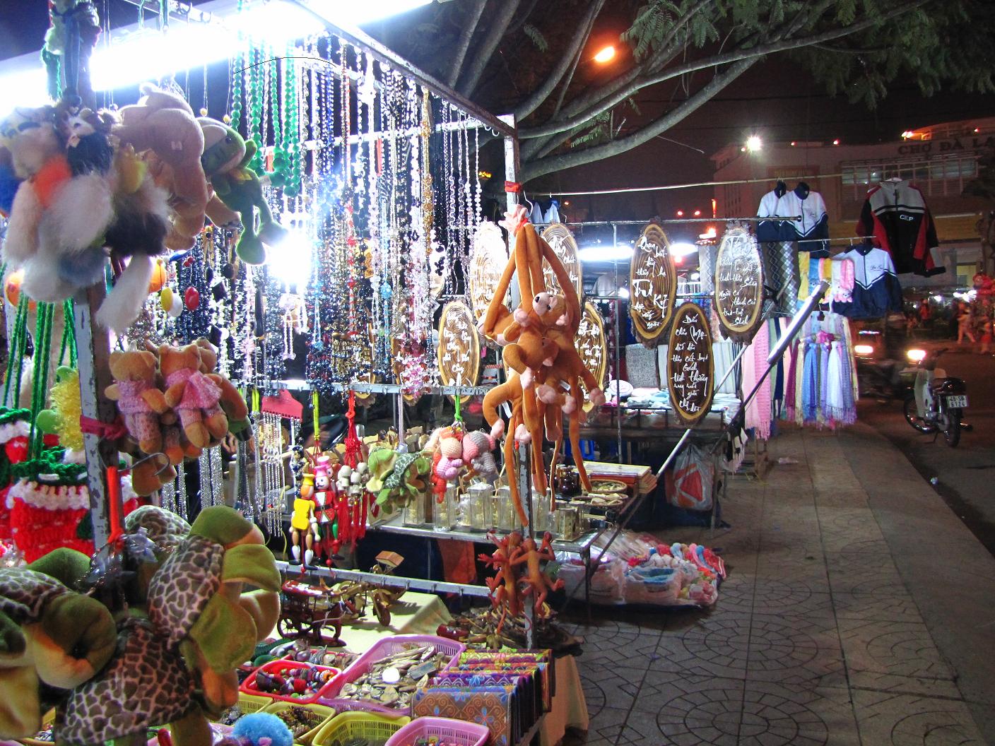 Cửa hàng lưu niệm ở chợ đêm Nha Trang