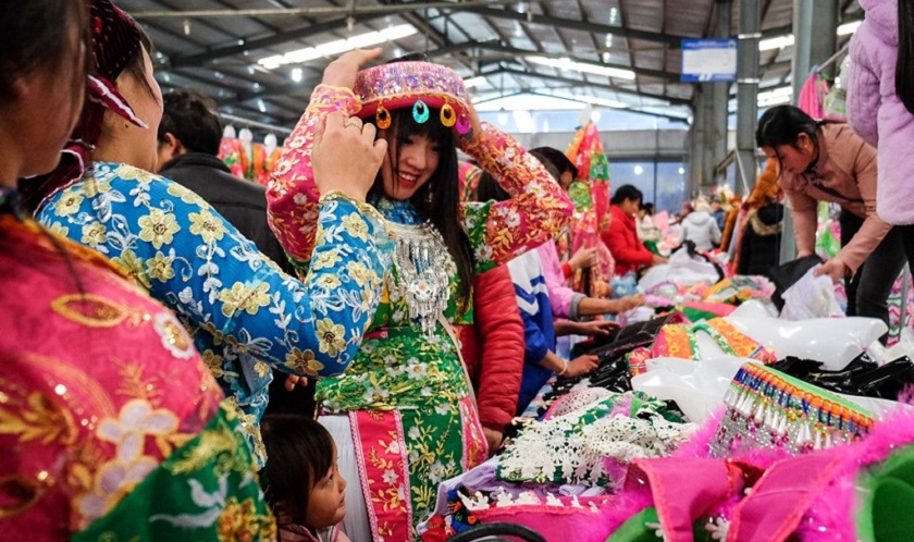 Những cô gái người Mông đang thử trang phục