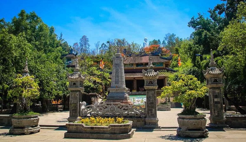 Quang cảnh chùa Long Sơn