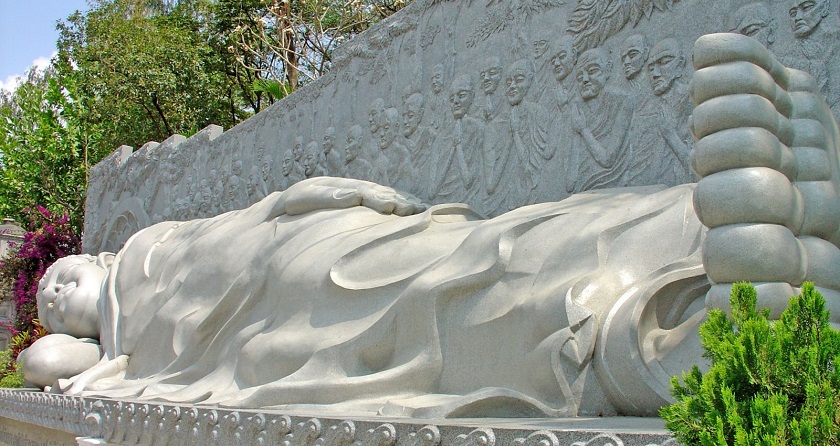 Tượng Phật niết bàn chùa Long Sơn