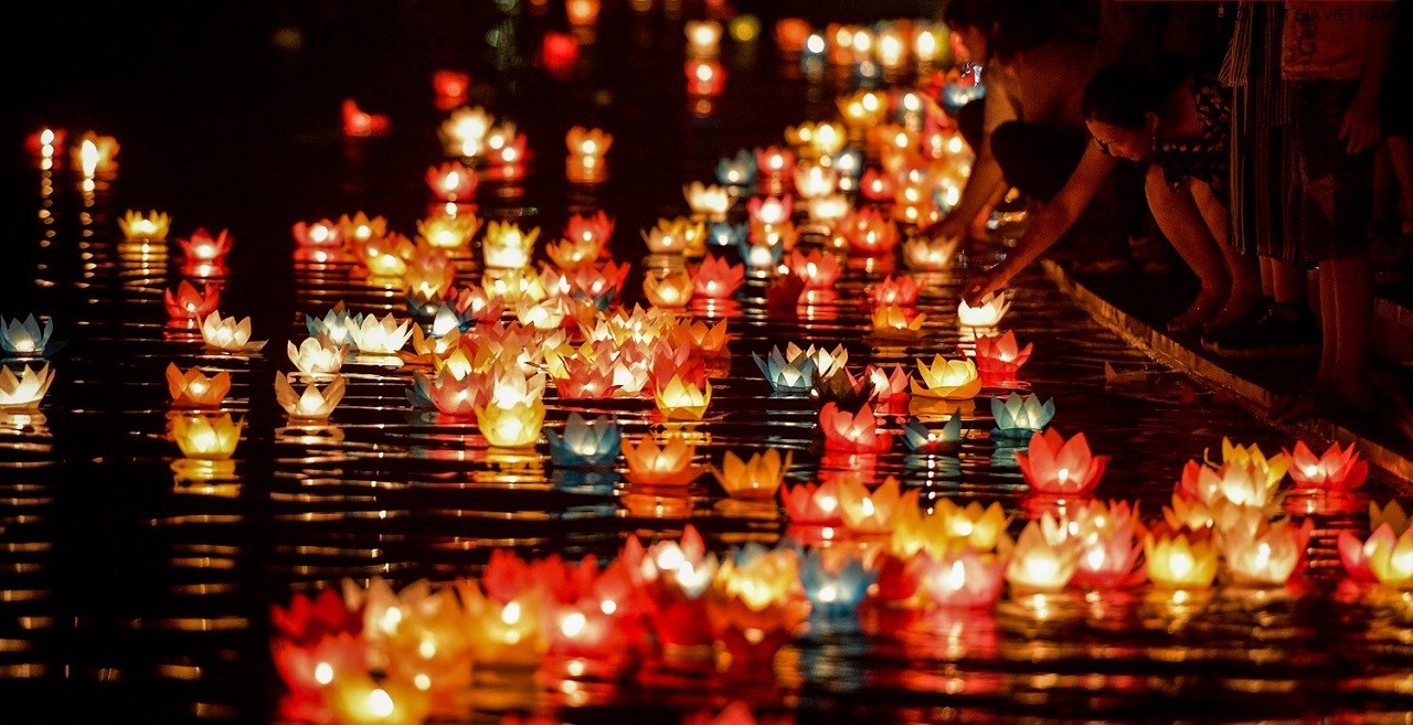 Thả đèn hoa đăng trong lễ hội chùa Long Tiên