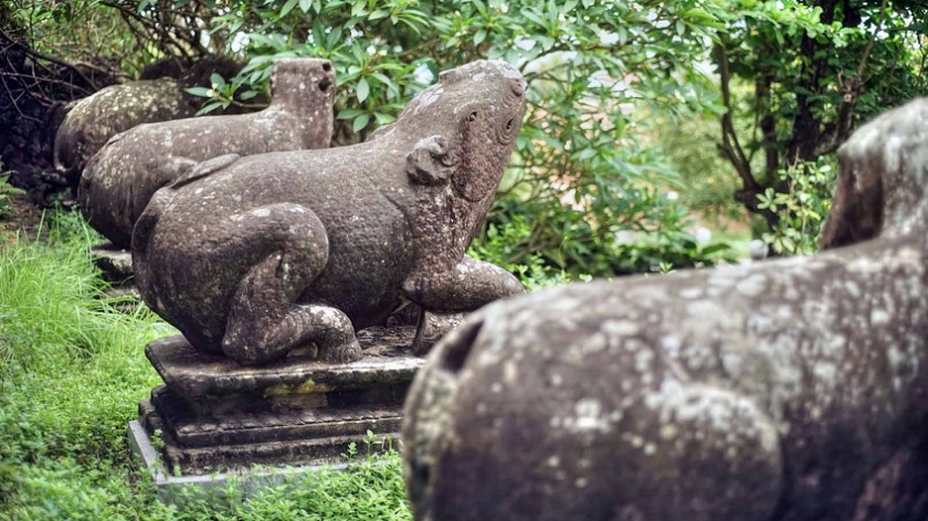 Bộ tượng 10 linh thú tại chùa Phật Tích