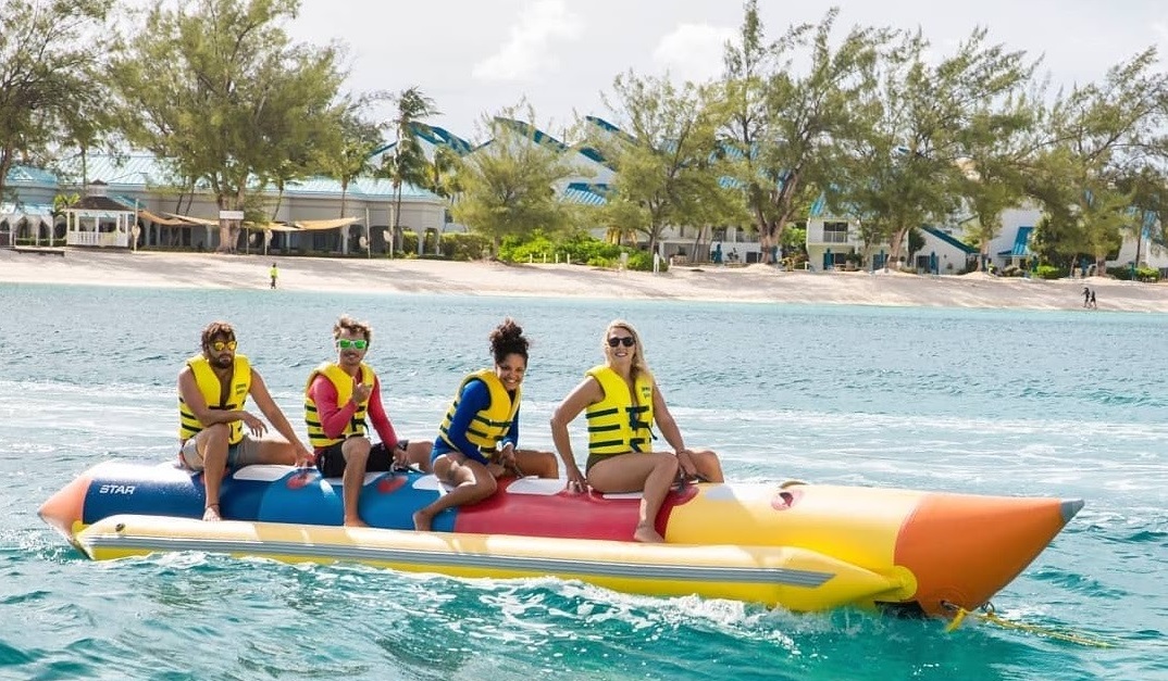 Trải nghiệm chơi thuyền chuối ở Coral Island