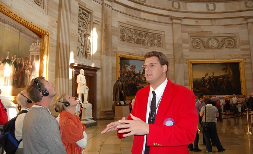 Nhân viên hướng dẫn tham quan tại điện Capitol