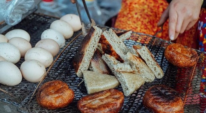 Đặc sản bánh hoa tam giác mạch - Hà Giang