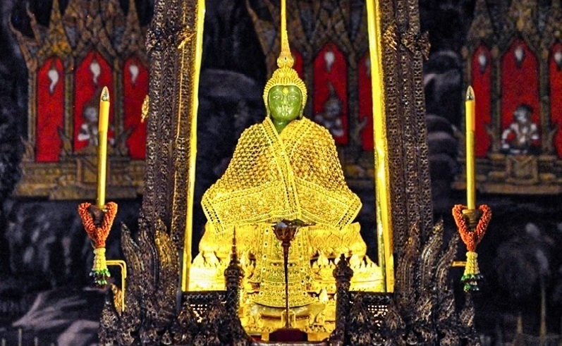 Tượng Phật ngọc bích phía bên trong Wat Phra Kaew 