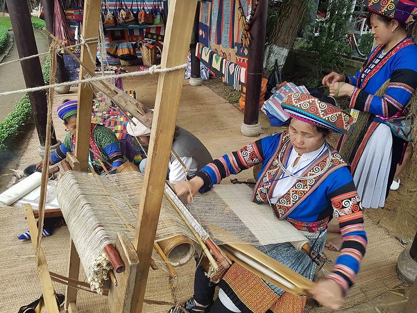 Người phụ nữ Mông cần mẫn bên khung dệt vải