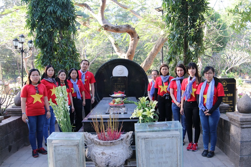 Hình ảnh đoàn đến viếng thăm mộ chị Võ Thị Sáu