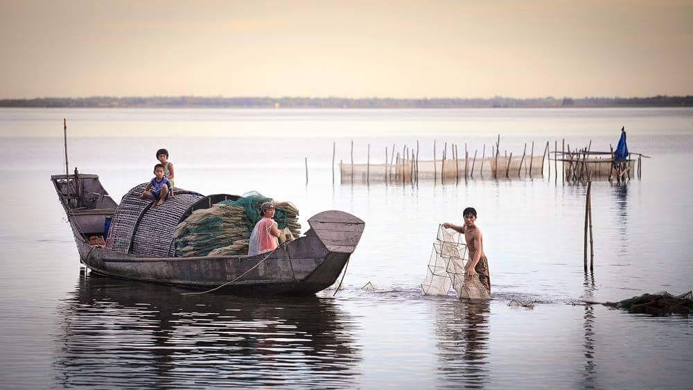 Người dân đánh bắt cá ở Phá Tam Giang