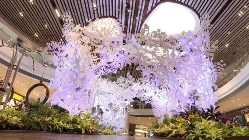 Khu vườn “Steel in Bloom” tại trung tâm Nhà ga T4 sân bay Changi