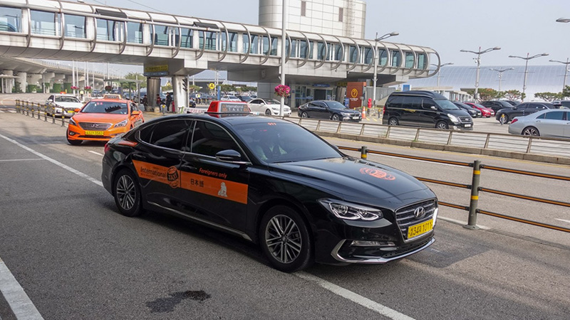Taxi Quốc tế tại sân bay Incheon, Hàn Quốc có màu đen hoặc cam