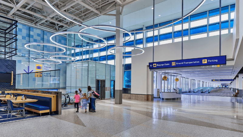Bên trong nhà ga hành khách Lindbergh của sân bay Minneapolis (Mỹ)