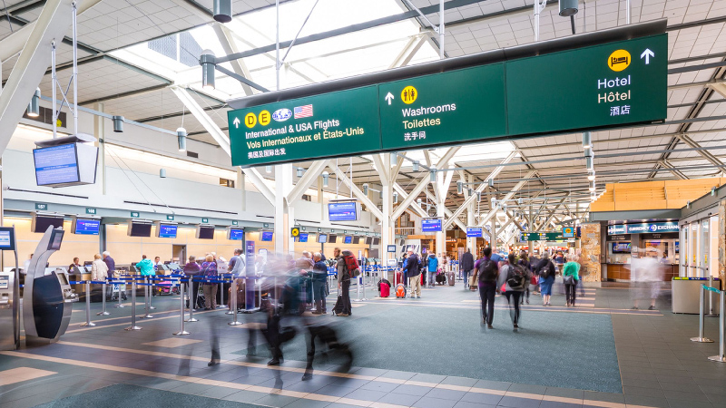 Sảnh nhà ga hành khách sân bay quốc tế Vancouver (Canada)