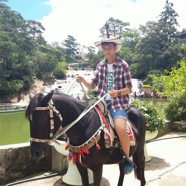 Cưỡi ngựa bên thác Cam Ly