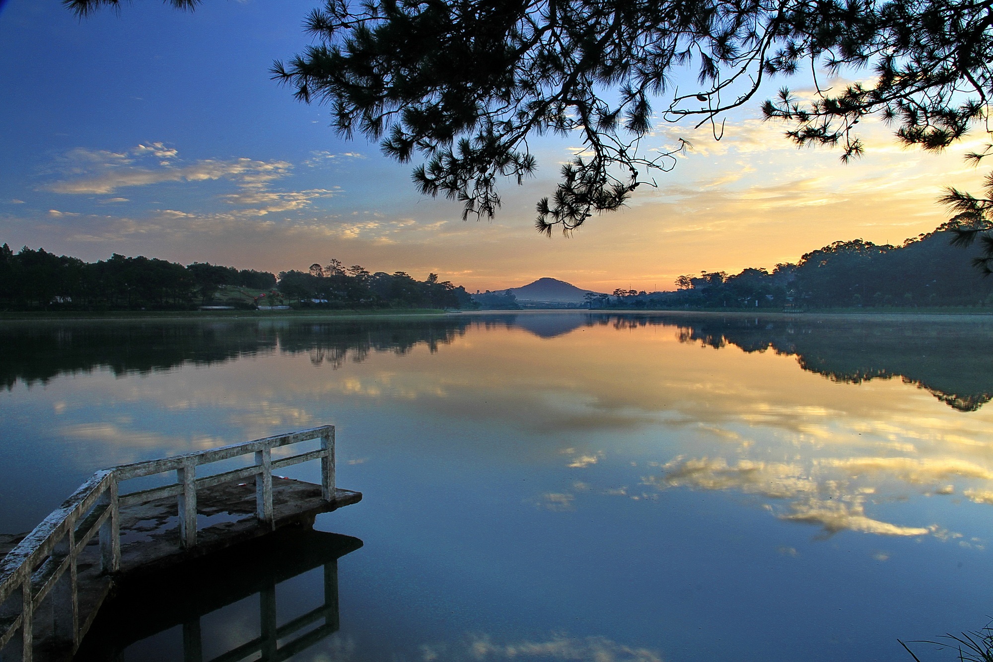 Vể đẹp tĩnh lặng của Hồ Xuân Hương